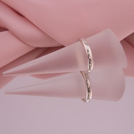 Nahaufnahme des handgefertigten, 3,5 mm breiten Stapelrings Clara mit Fokus auf die spiegelnde, polierte Oberfläche.